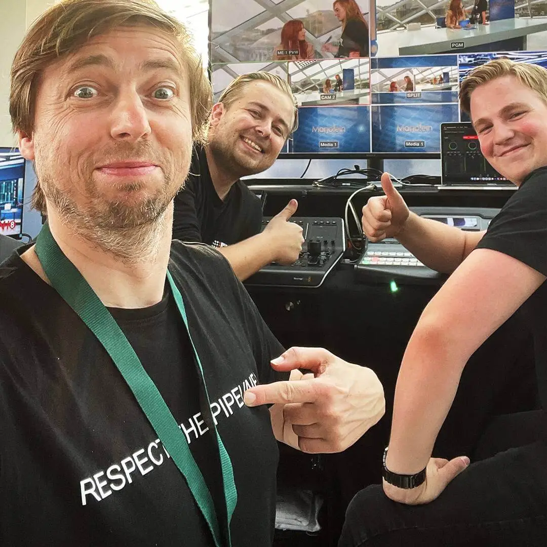 Behind-the-scenes photo of the peejee.tv team on set for the Netflix series Amsterdam Empire, supporting screen playback, LED control and technical operation.